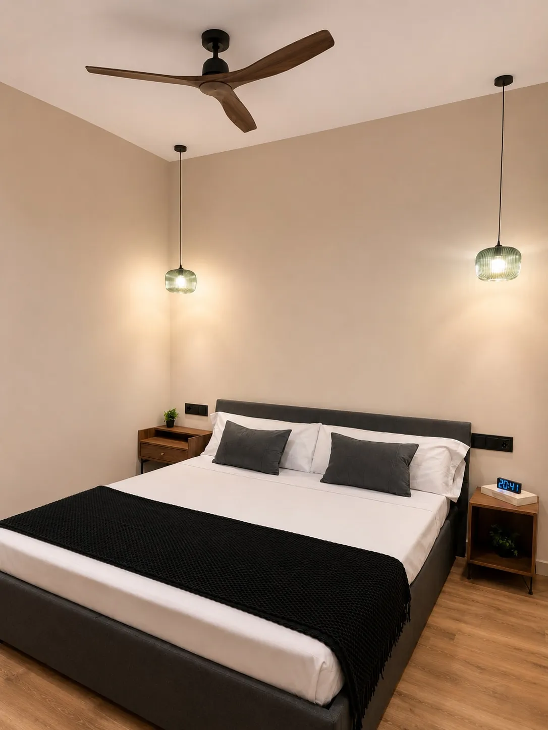 Camera con letto king size e lampade a sospensione