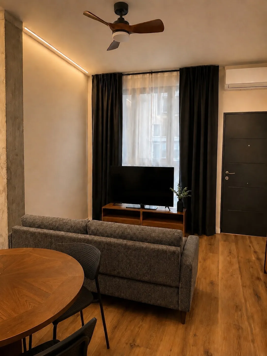 Zona living con divano e televisore