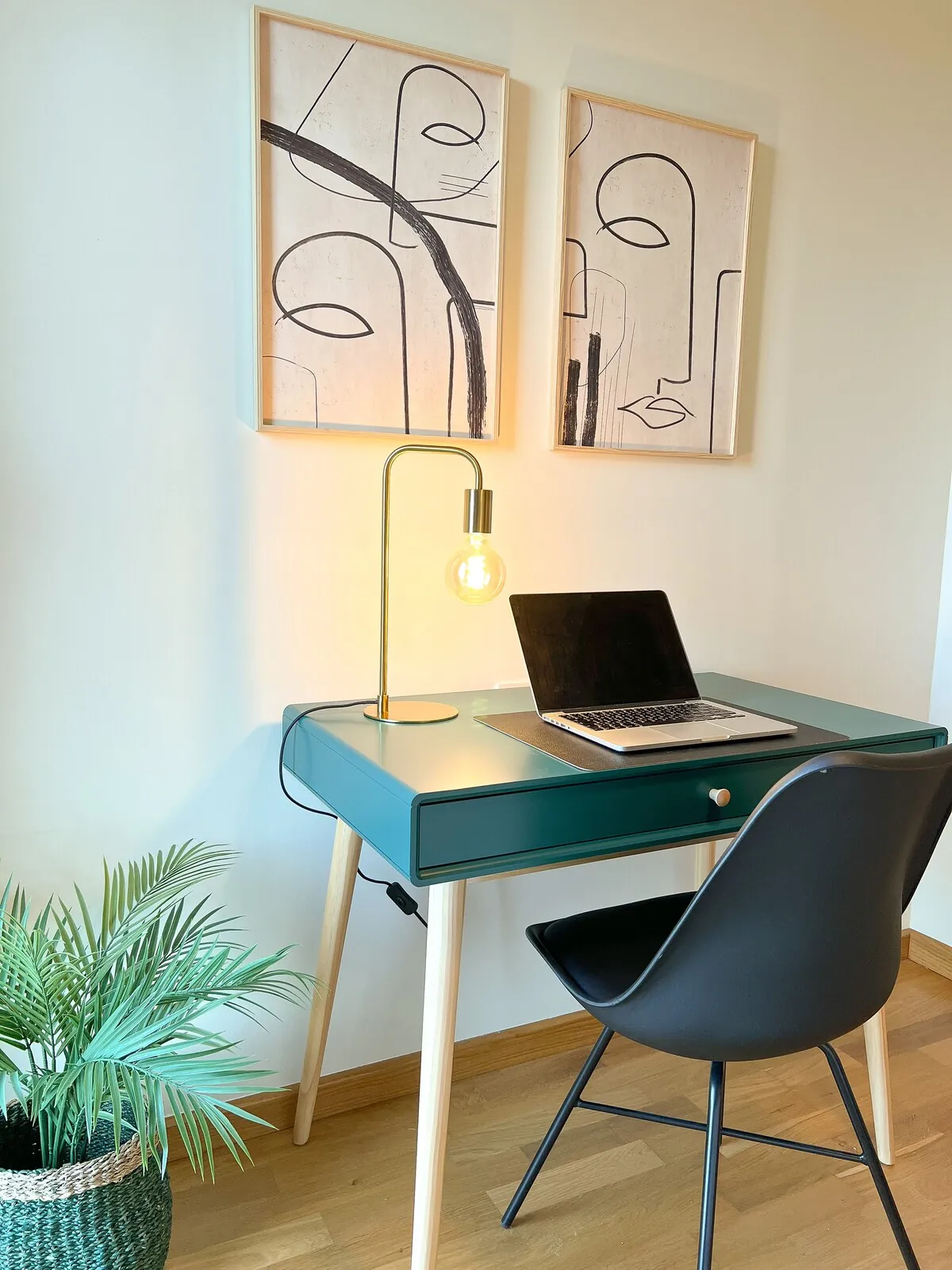 Scrivania per lo smart working nell'Apartamento La Salera