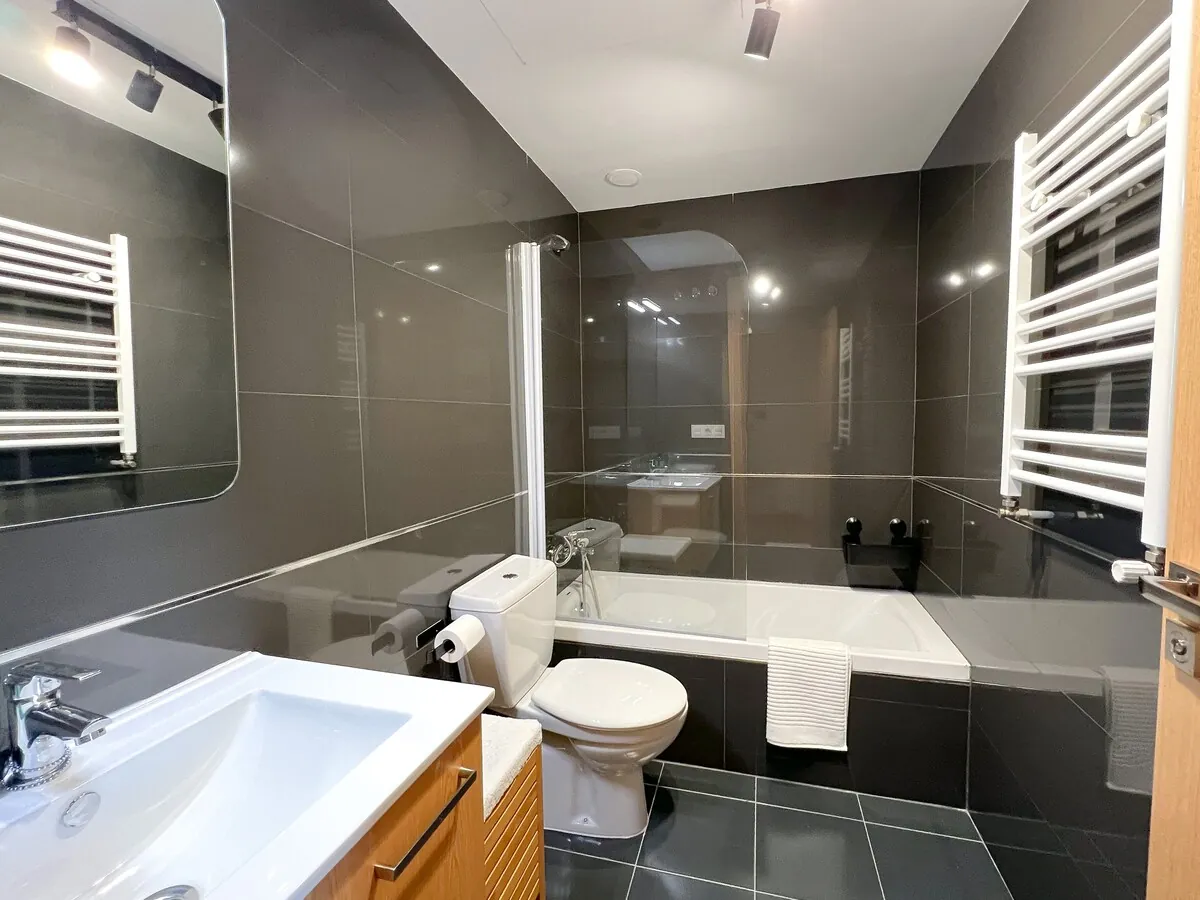 Bagno con vasca, box e scaldasalviette