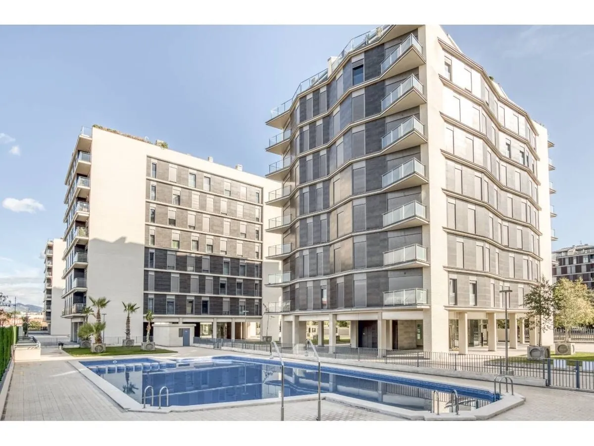 Edificio con piscina condominiale