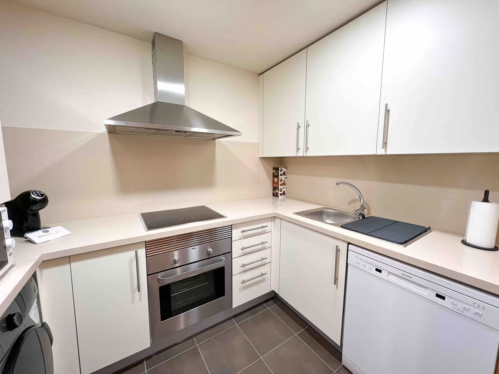 Cucina completamente attrezzata con forno, piano cottura, lavastoviglie e lavasciuga