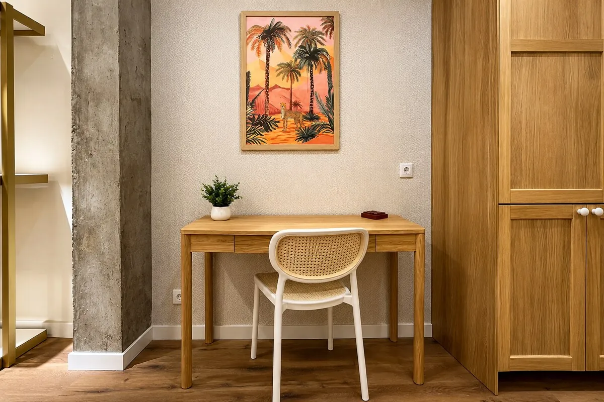 Postazione di lavoro con scrivania in legno