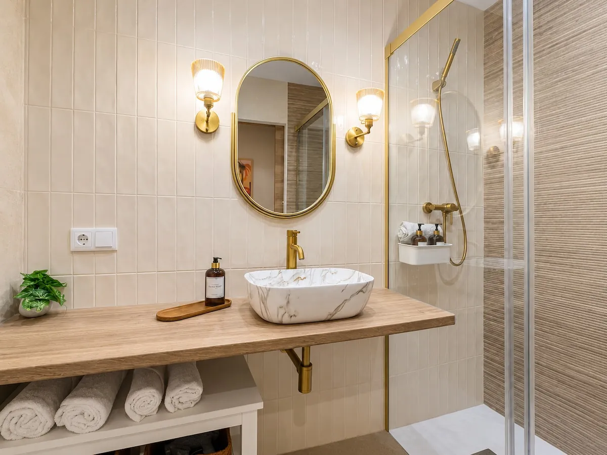 Lavabo con specchio ovale e applique dorate