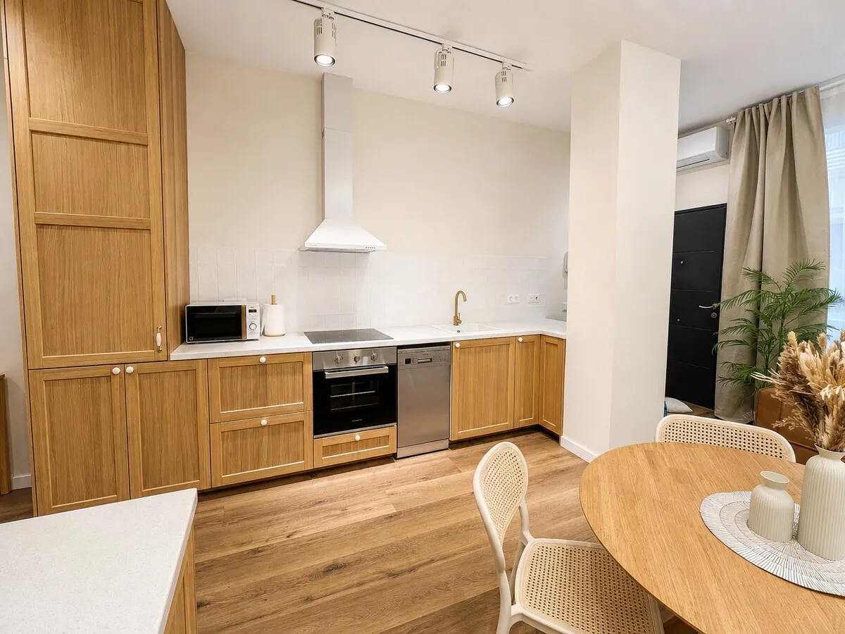 Cucina a vista e tavolo da pranzo in rovere